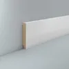 A white baseboard molding is shown leaning against a light gray wall. Produktbild-Vorschau