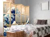 A bedroom scene with a room divider in the foreground and a bed in the background. Anteprima dell’immagine prodotto
