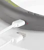 Nahaufnahme eines weißen USB-Kabels, das an den Unold NACKENVENTILATOR BREEZY angeschlossen ist. Die Produktbild-Vorschau