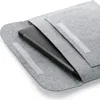 A laptop sleeve with a laptop inside, shown from a slightly elevated angle. Anteprima dell’immagine prodotto