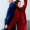 A couple leaning against each other, both wearing oversized hoodie blankets. Produktbild-Vorschau