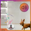 A dog is running towards an automatic pet feeder that is dispensing treats and playing music. Anteprima dell’immagine prodotto