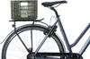 A close-up side view of the rear of a bicycle, featuring a green crate attached to the rear rack. Voir les images du produit