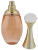 Eleganter, tropfenförmiger Flakon mit goldfarbenem Sprühkopf und Pfirsichduftfarbe, daneben der abgenommene, skulpturale Deckel mit Glaskugel. Produktbild-Vorschau