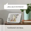 A smart display device showing a live feed from an indoor camera, with a speech bubble and text indicating it functions with Alexa. Anteprima dell’immagine prodotto