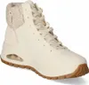 A single white high-top sneaker with a knitted collar and a gum sole. Voir les images du produit
