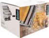 The image shows the packaging of a pasta maker, with a close-up of the pasta maker and fresh pasta on a wooden surface. Náhľad obrázku produktu