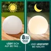 A split image showing a solar-powered decorative ball light charging in the sun on the left and glowing at night on the right, with text overlays and icons. Anteprima dell’immagine prodotto