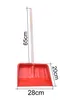 A red snow shovel with a wooden handle, with dimensions indicated by measurement lines and text. Voir les images du produit