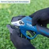 A person wearing black gloves is holding a blue and black electric pruning shear, placing a protective cover on the blade. Anteprima dell’immagine prodotto