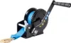 A black manual winch with a blue strap and a gold hook, shown against a white background. Anteprima dell’immagine prodotto