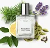 A bottle of Acca Kappa Muschio Bianco Eau de Cologne is surrounded by its natural scent ingredients: pine needles, lemon slice, lavender, and cardamom pods. Anteprima dell’immagine prodotto