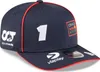 A close-up, angled view of a navy blue baseball cap with red trim. Anteprima dell’immagine prodotto