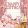 Rosenquarz- und weißes Geburtstags-Dekorationsset mit 'HAPPY BIRTHDAY' Folienballons, Stern- und Herzballons, Konfetti-Luftballons und einem Folienvorhang, mit einer Frau, die ein Geschenk öffnet Náhled obrázku produktu