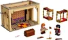 A LEGO set depicting the Gryffindor common room and dormitories from Harry Potter, including minifigures and accessories. Produktbild-Vorschau