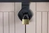 A close-up of a locked storage box latch. Voir les images du produit