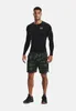 A man wearing a black long-sleeved shirt and camouflage shorts stands against a white background. Anteprima dell’immagine prodotto