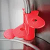 A close-up of a red plastic attachment with cup markings for different volumes on a silver appliance. Anteprima dell’immagine prodotto