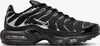 A side view of a black Nike Air Max Plus SE sneaker with chrome accents. Podgląd zdjęcia produktu
