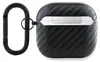 A black carbon fiber patterned case for AirPods with a silver accent and a black carabiner attached. Produktbild-Vorschau