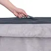 A hand is shown gripping a handle on a dog bed. Produktbild-Vorschau