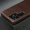 A close-up shot of the back of a smartphone with a brown leather case, focusing on the camera module. Anteprima dell’immagine prodotto