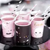 Halloween-Becher mit rosa Getränken auf einem Serviertablett, dekoriert mit Geistern, Fledermäusen und Skelettmotiv. Podgląd zdjęcia produktu