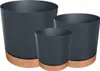 Three dark gray plant pots of varying sizes are arranged on a white background. Each pot has a brown base. Anteprima dell’immagine prodotto