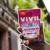 A hand holding a bag of VIVIL Waldfrucht Multivitaminbonbons. Produktbild-Vorschau