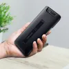 A hand holding a black Samsung phone case with a kickstand. Anteprima dell’immagine prodotto