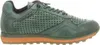 A side view of a green sneaker with an orange sole against a white background. Voir les images du produit