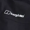 Detailaufnahme des Logos der RG Alpha 2.0 Jacke von Berghaus auf schwarzem Stoff. Náhled obrázku produktu