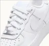 A close-up view of the front of a white Nike sneaker. Anteprima dell’immagine prodotto