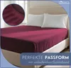 A bed with a burgundy fitted sheet and two white pillows. Produktbild-Vorschau