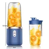 A blue portable smoothie maker with a clear blending cup filled with orange slices and juice, shown next to a separate blending cup with a blue lid. Dimensions are indicated. Voir les images du produit