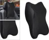 Schwarzes ergonomisches Auto-Nackenkissen mit strukturiertem Rautenmuster, gezeigt installiert auf einem Autositz und als eigenständiges Produkt Anteprima dell’immagine prodotto