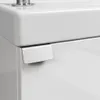 A close-up view of a white sink with a silver handle. Anteprima dell’immagine prodotto