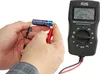 A person is holding a battery and connecting it to a battery tester. Voir les images du produit