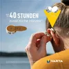 A person is inserting a hearing aid battery into their ear, with text and graphics indicating battery life. Produktbild-Vorschau