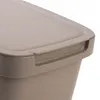 Close-up of the lid and handle of a brown plastic trash can. Podgląd zdjęcia produktu