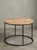 Freigestellter Couchtisch Akazie Massivholz mit schwarzem Metallgestell. Der 60 cm breite runde Sofatisch zeigt sein minimalistisches Industrie-Design auf weißem Hintergrund._#sku_SAFWL5.959# Produktbild-Vorschau