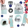 Collage of images showing a glass water bottle with a light blue sleeve, its cap, and close-ups of its features, along with some berries. Anteprima dell’immagine prodotto