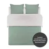 A neatly made bed with green pillows and a duvet cover, featuring a white section in the middle. Voir les images du produit