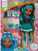 A Rainbow High doll named Misty in her product packaging, which includes accessories and a backdrop. Anteprima dell’immagine prodotto