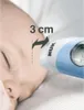 A close-up of a baby's cheek with a thermometer being held near it, indicating a measurement distance of 3 cm. Produktbild-Vorschau