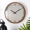 Horloge murale avec finition en bois et chiffres noirs Voir les images du produit 2