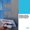 A hand applying plaster to a wall with a trowel, with a blue mesh embedded in the plaster. A blue square and text are on the right side of the image. Produktbild-Vorschau