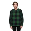 M Project Lined Flannel von Black Diamond in grün-schwarz kariert; getragen von einem Mann mit mittellangen Haaren.