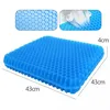 A blue gel seat cushion with a honeycomb pattern is shown from a slightly elevated angle. Dimensions are indicated with text labels. Voir les images du produit