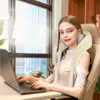 Beiges Nacken- und Schultermassagegerät, getragen von einer Frau, die an einem Schreibtisch mit Laptop sitzt Anteprima dell’immagine prodotto
